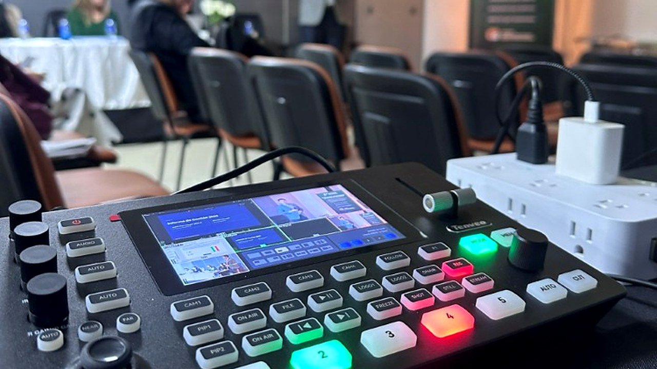 Switcher y control de cámaras durante una producción técnica corporativa de IDEORAPTOR.