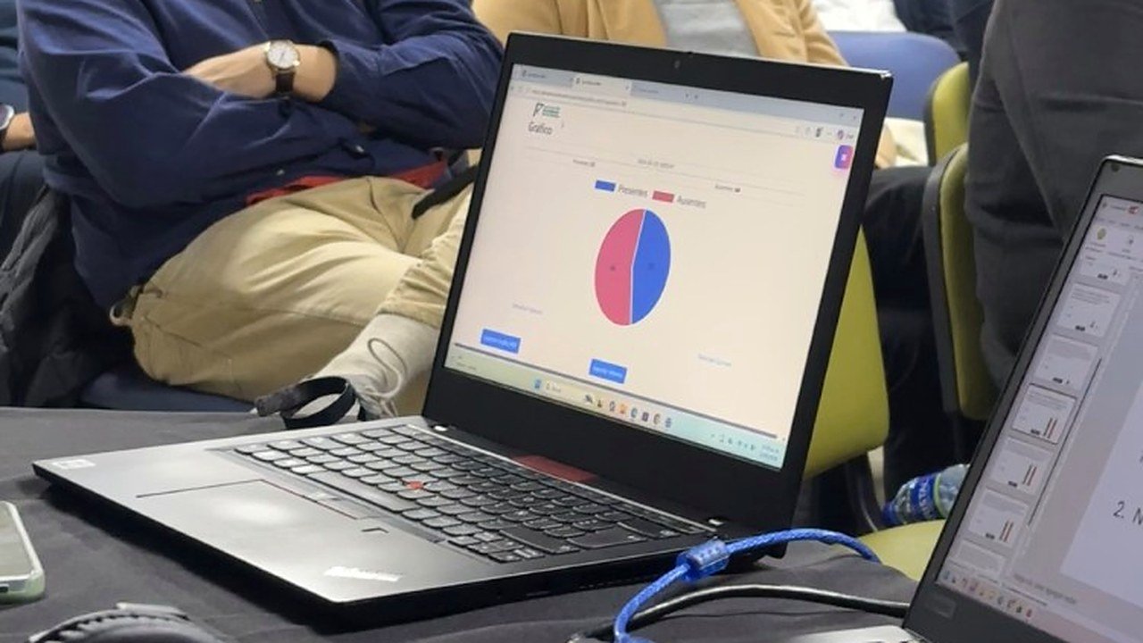 Computador con resultados de votacion durante asamblea mixta de la Asociacion Colombiana de Actuarios.