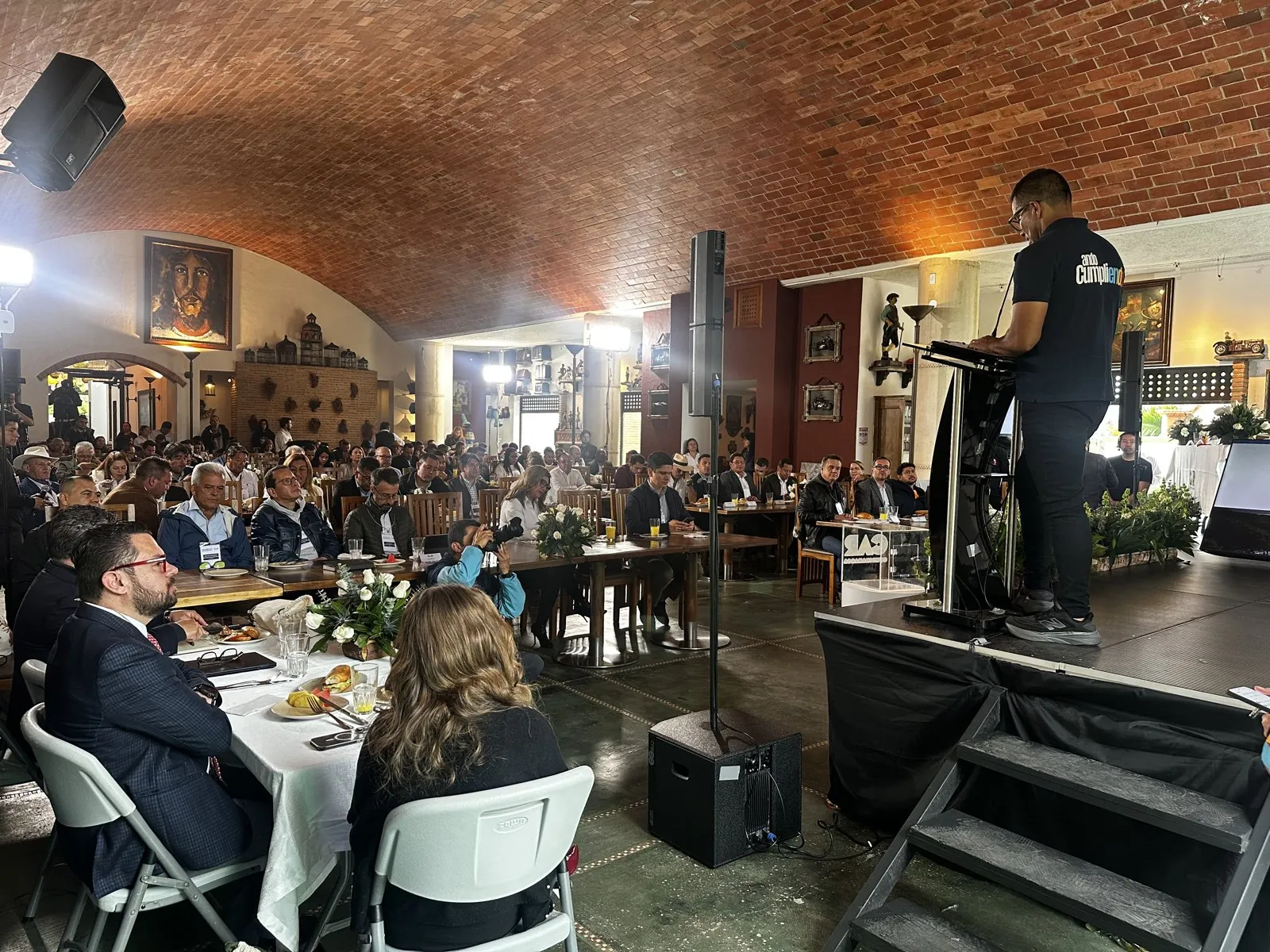 Asamblea CAR 2026 con asistentes, mesa principal y soporte técnico en tarima.
