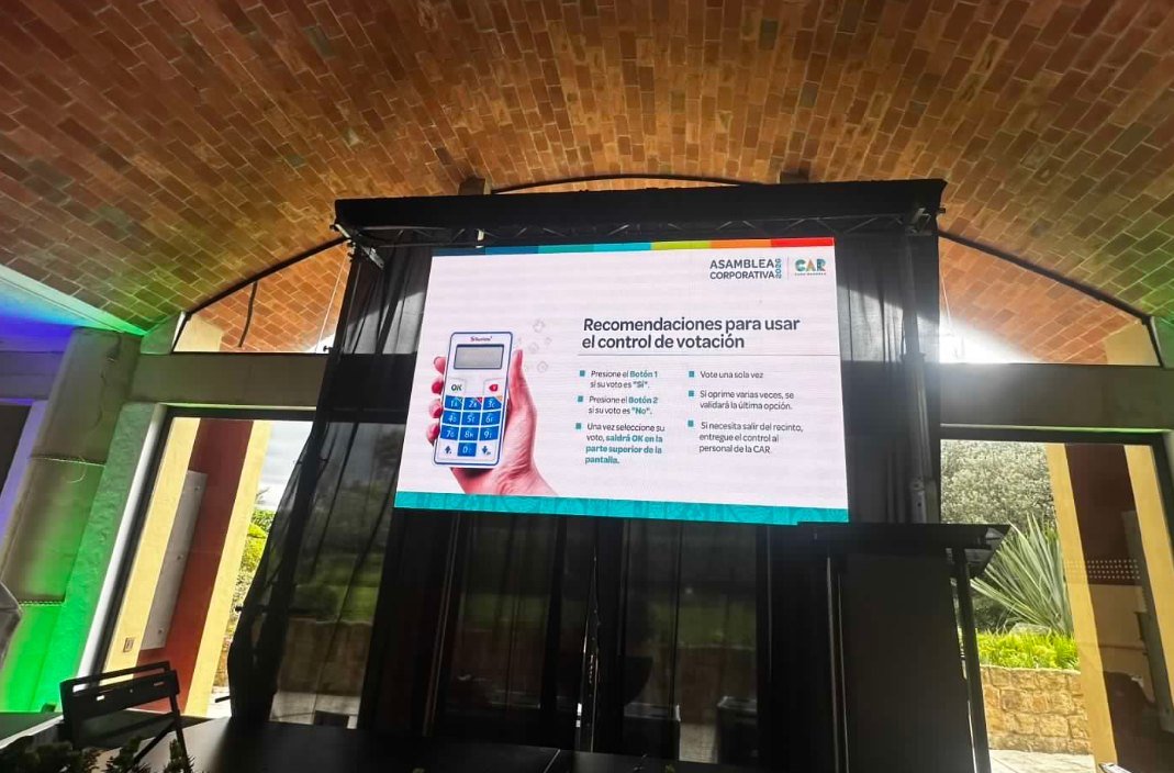 Pantalla con recomendaciones para usar el control físico de votación en asamblea CAR 2026.