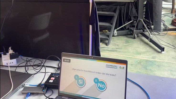 Computador de mesa técnica con pregunta activa de votación y resultados durante asamblea CAR 2026.