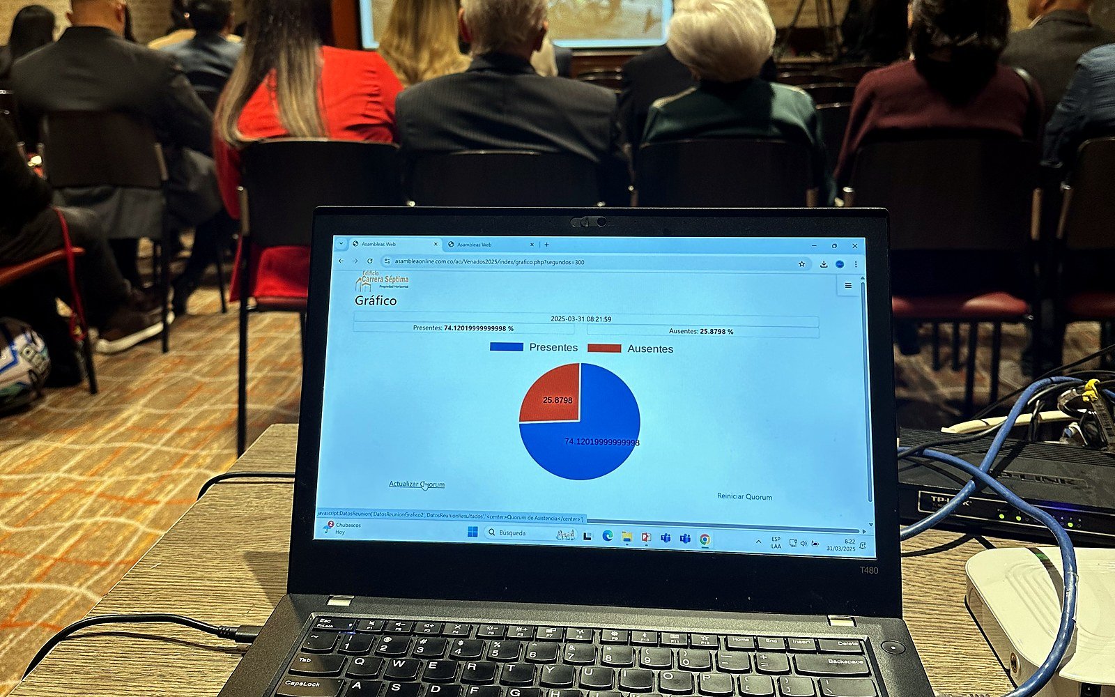 Computador de operación con gráfica de quórum y sala de asamblea del Edificio Carrera Séptima.