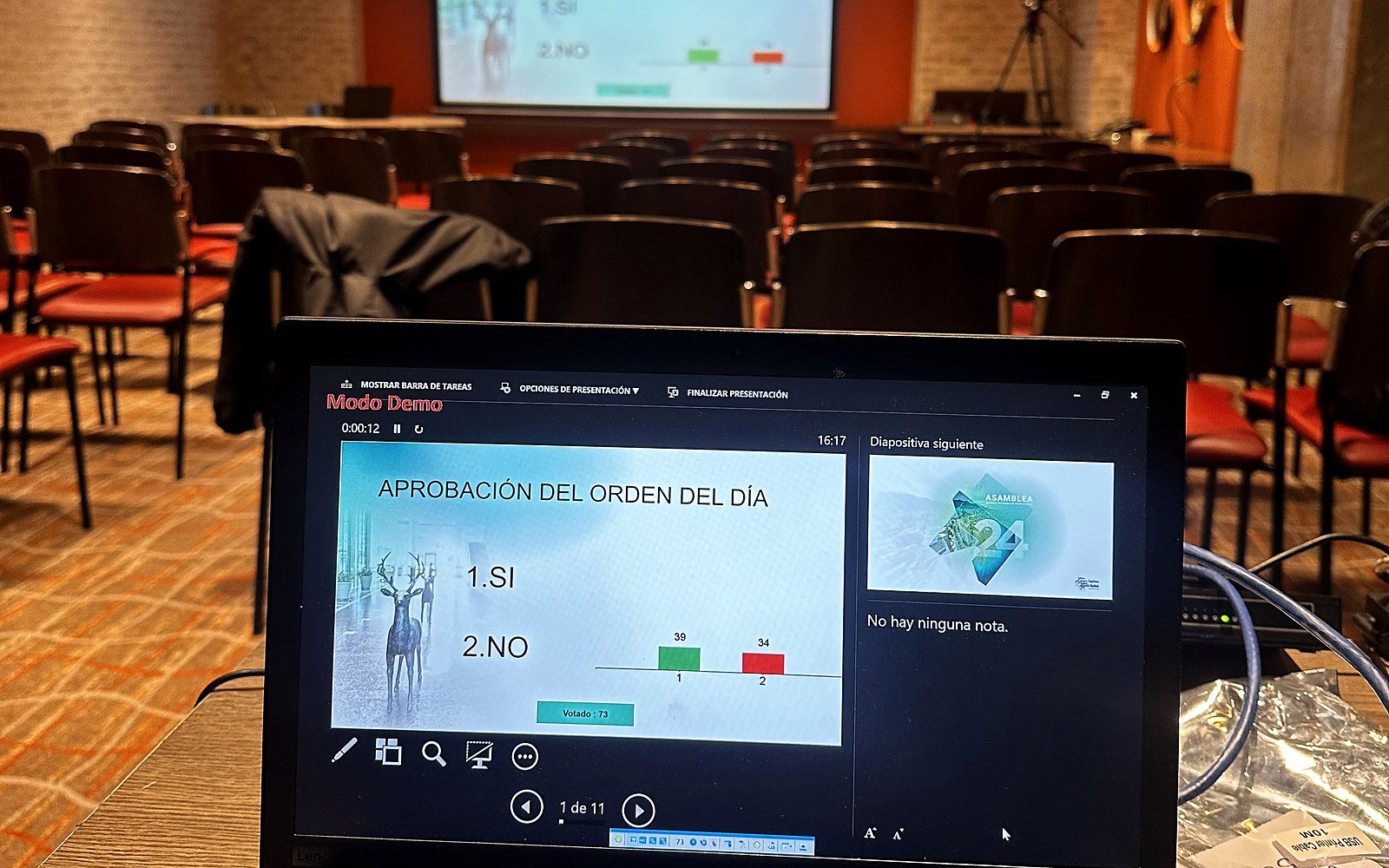 Pregunta activa de votación con barras de resultado durante asamblea Edificio Carrera Séptima.