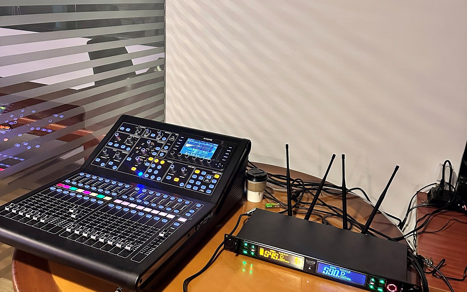 Consola de audio, receptor inalámbrico y ruta de señal durante montaje de Colpeunidos.
