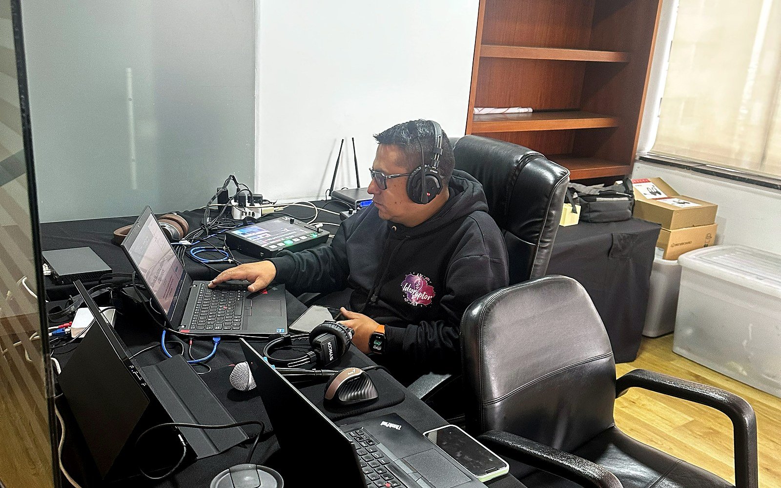Mesa técnica de IDEORAPTOR para asamblea Colpeunidos con computadores, audio y operación remota.