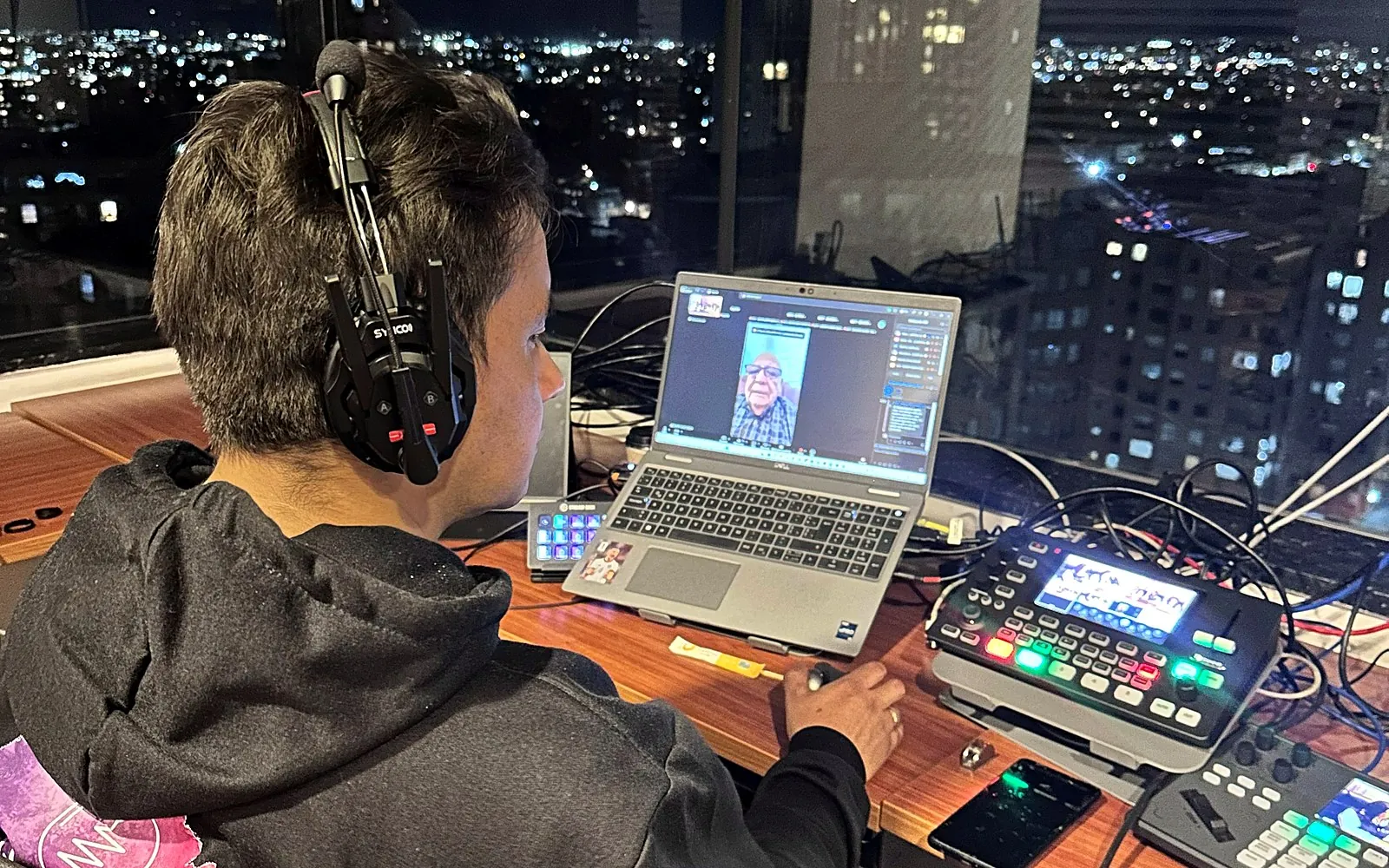 Mesa de producción audiovisual con operador, switcher, monitoreo y señal de video.