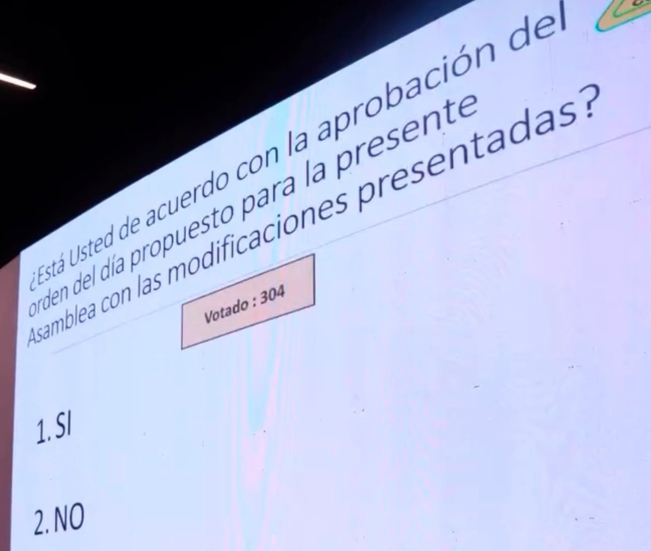 Pantalla con pregunta y conteo de votos durante votacion electronica de Cooeducar.