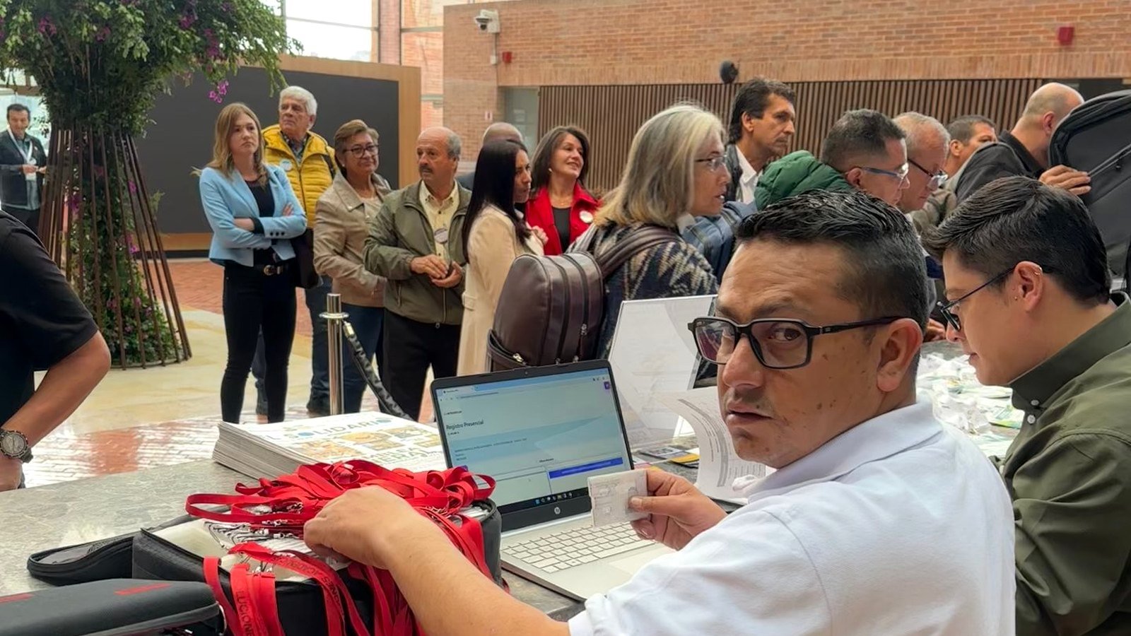 Control de ingreso con escarapelas y validación durante asamblea Cootradecun 2026.