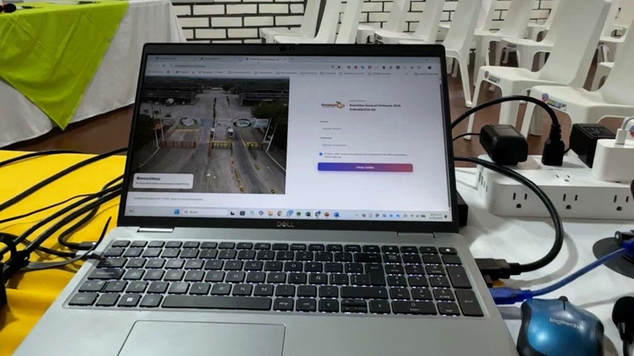 Computador con plataforma de ingreso para registro electronico en asamblea Surabastos 2026.