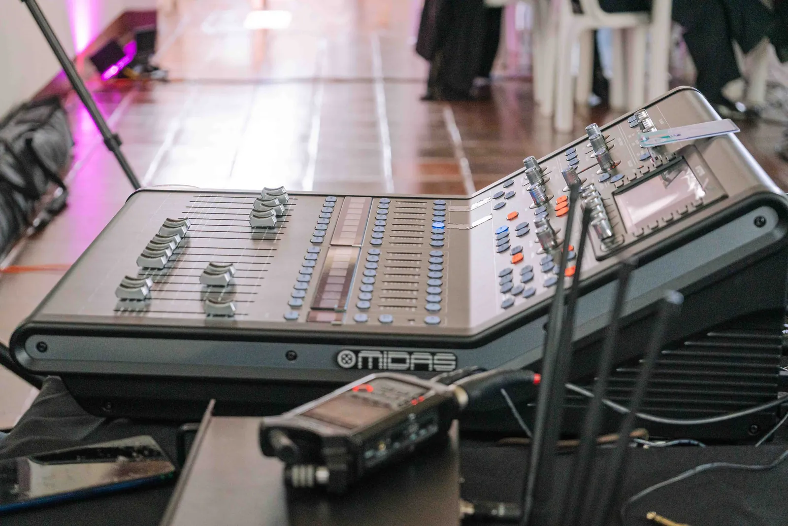 Operacion de sonido y audiovisuales durante asamblea Bochica 1AB.