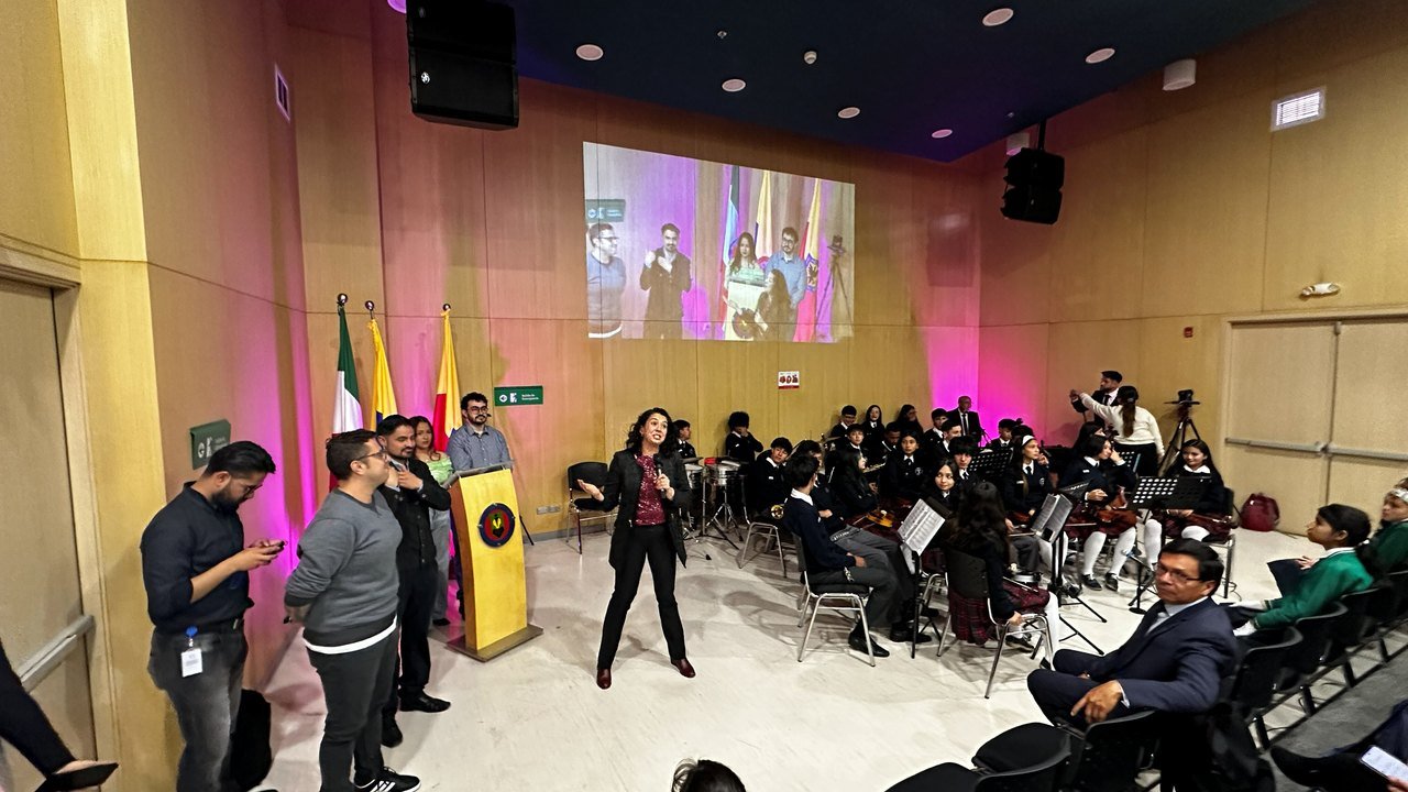 Camara de apoyo y visualizacion en sala durante el Foro Local de Educacion de Tunjuelito.