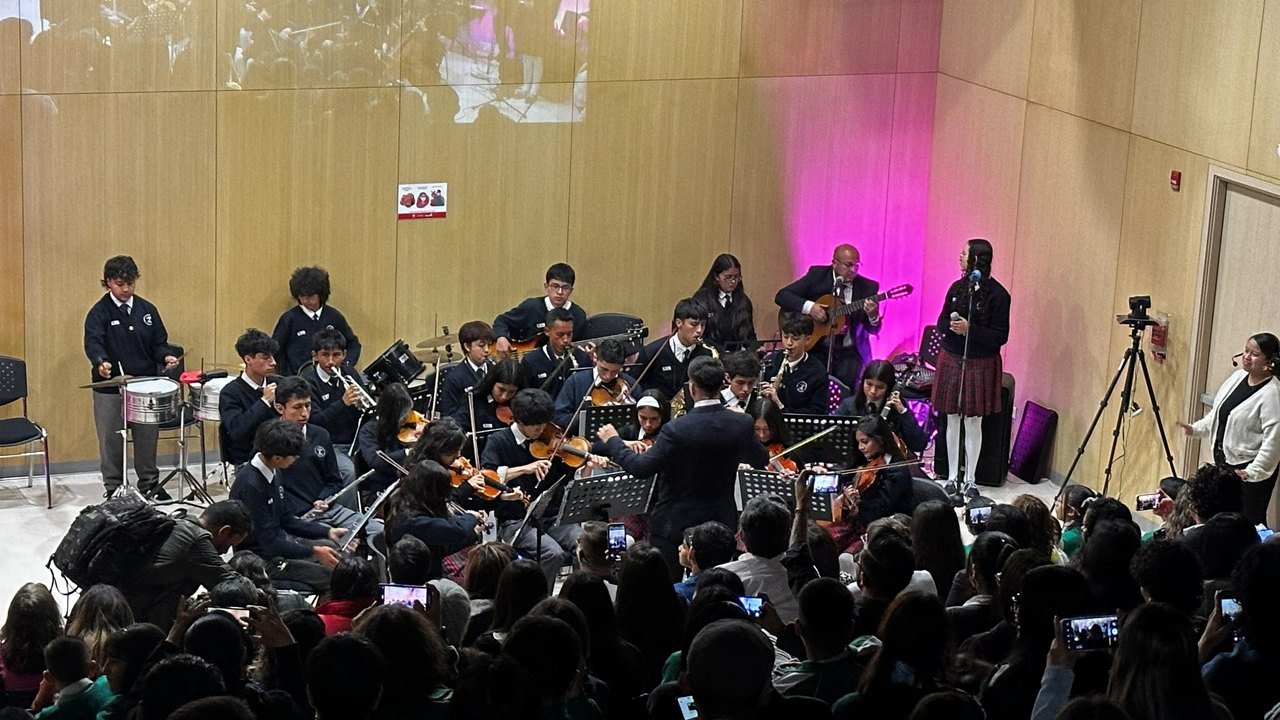 Proyeccion, sonido y camaras durante el Foro Local de Educacion de Tunjuelito.