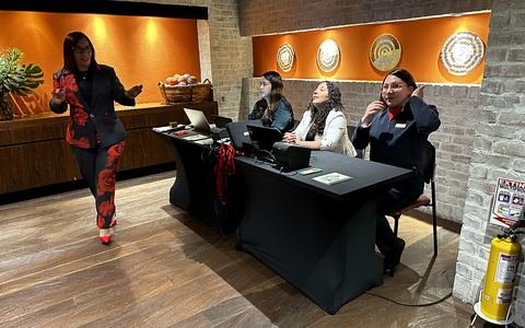 Mesa de registro del Edificio Carrera Séptima 2025 con equipo IDEORAPTOR, computadores y escarapelas.