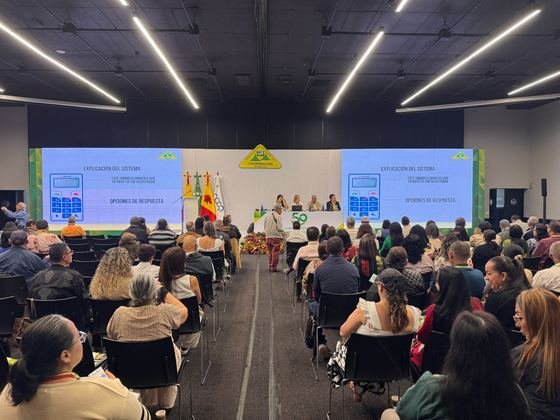 Asamblea Cooeducar 2026 en Pereira con pantallas, asistentes y sistema de votacion electronica con controles.