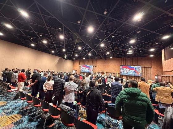 Asamblea Cootradecun 2026 con asistentes, sala completa y pantallas de apoyo para la operacion.
