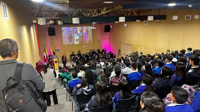 Foro Local de Educacion de Tunjuelito 2025 con sala llena, proyeccion y soporte de streaming.