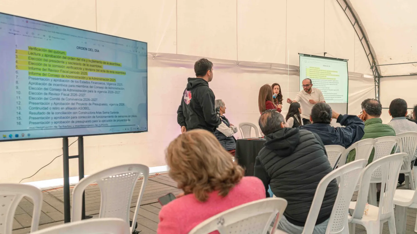 Intervención del público con micrófono inalámbrico durante una asamblea