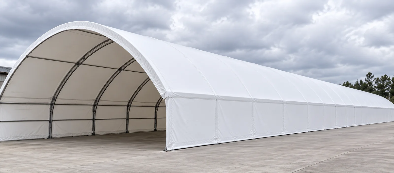 Referencia de hangar blanco con frente abierto para visualizar su acceso