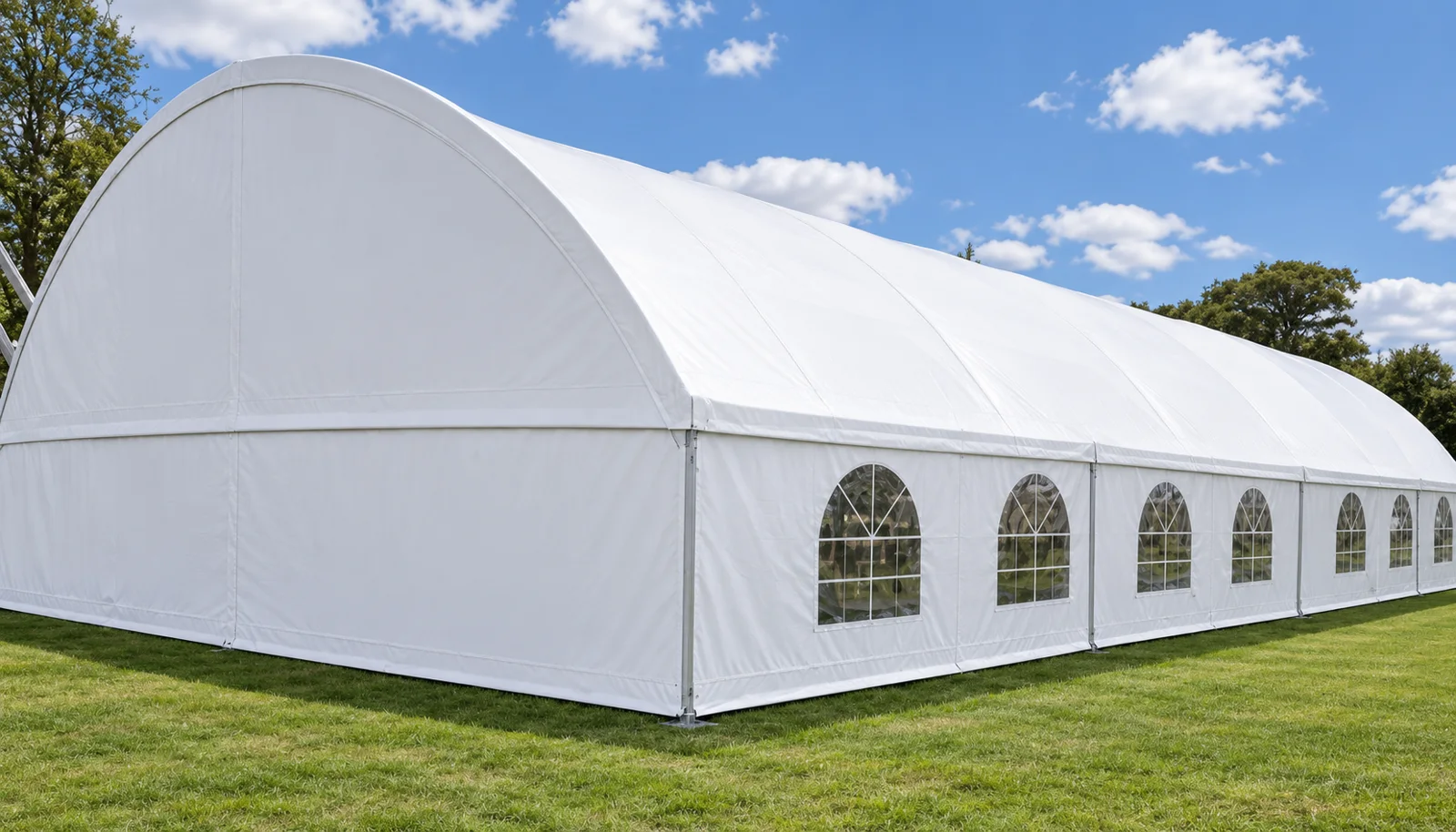 Referencia exterior de carpa tipo hangar blanca con cubierta curva