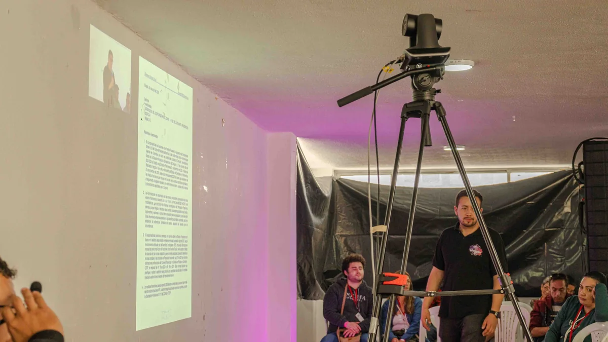 Cámara PTZ instalada en sala para streaming y producción audiovisual.