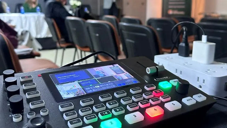 Switcher y control de cámaras durante una producción técnica corporativa de IDEORAPTOR.