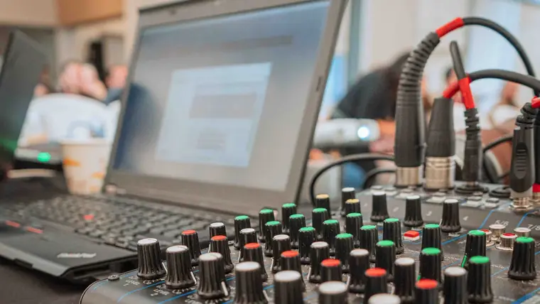 Consola de audio para operación técnica de evento.
