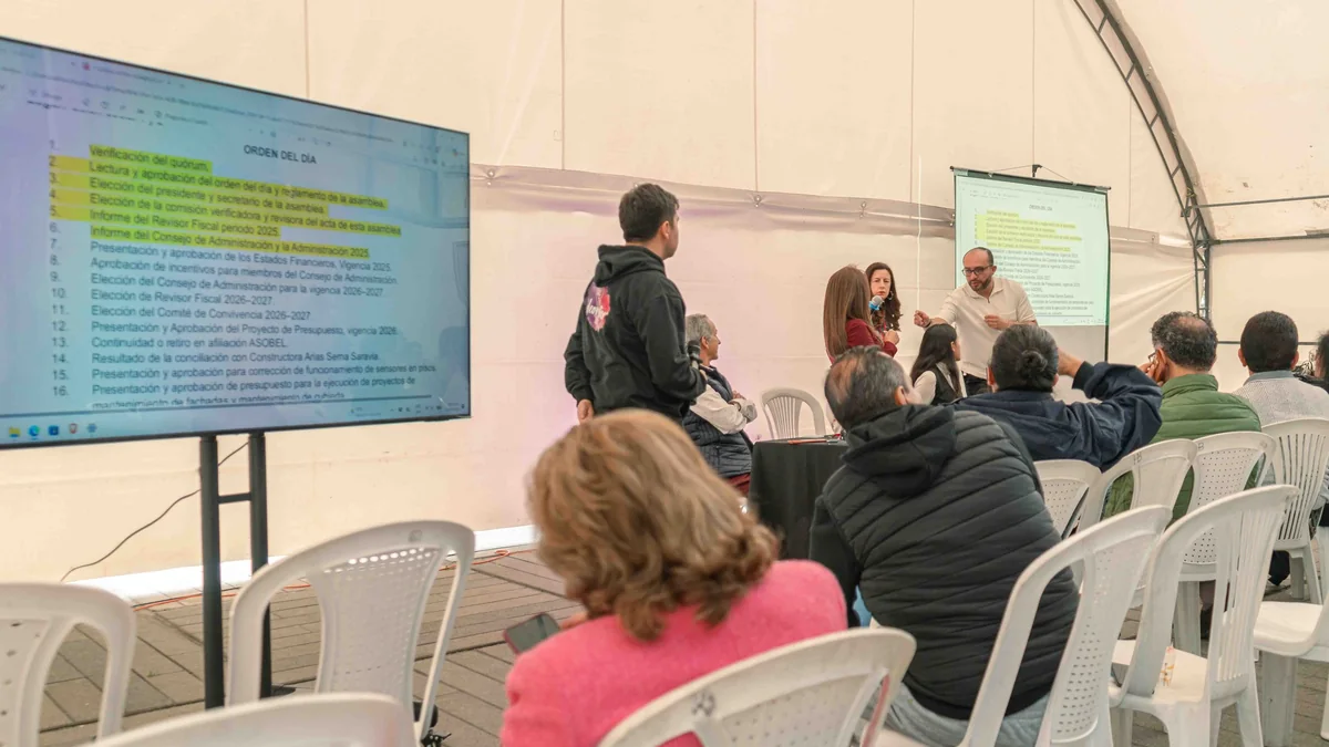Video beam y proyector instalado como apoyo visual para sala de evento.