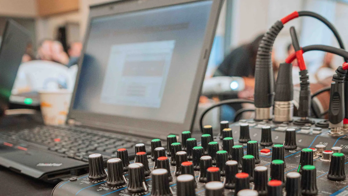 Consola de audio para operación técnica de evento.
